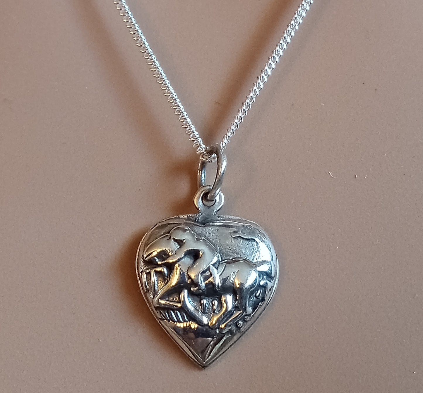 horse racing pendant