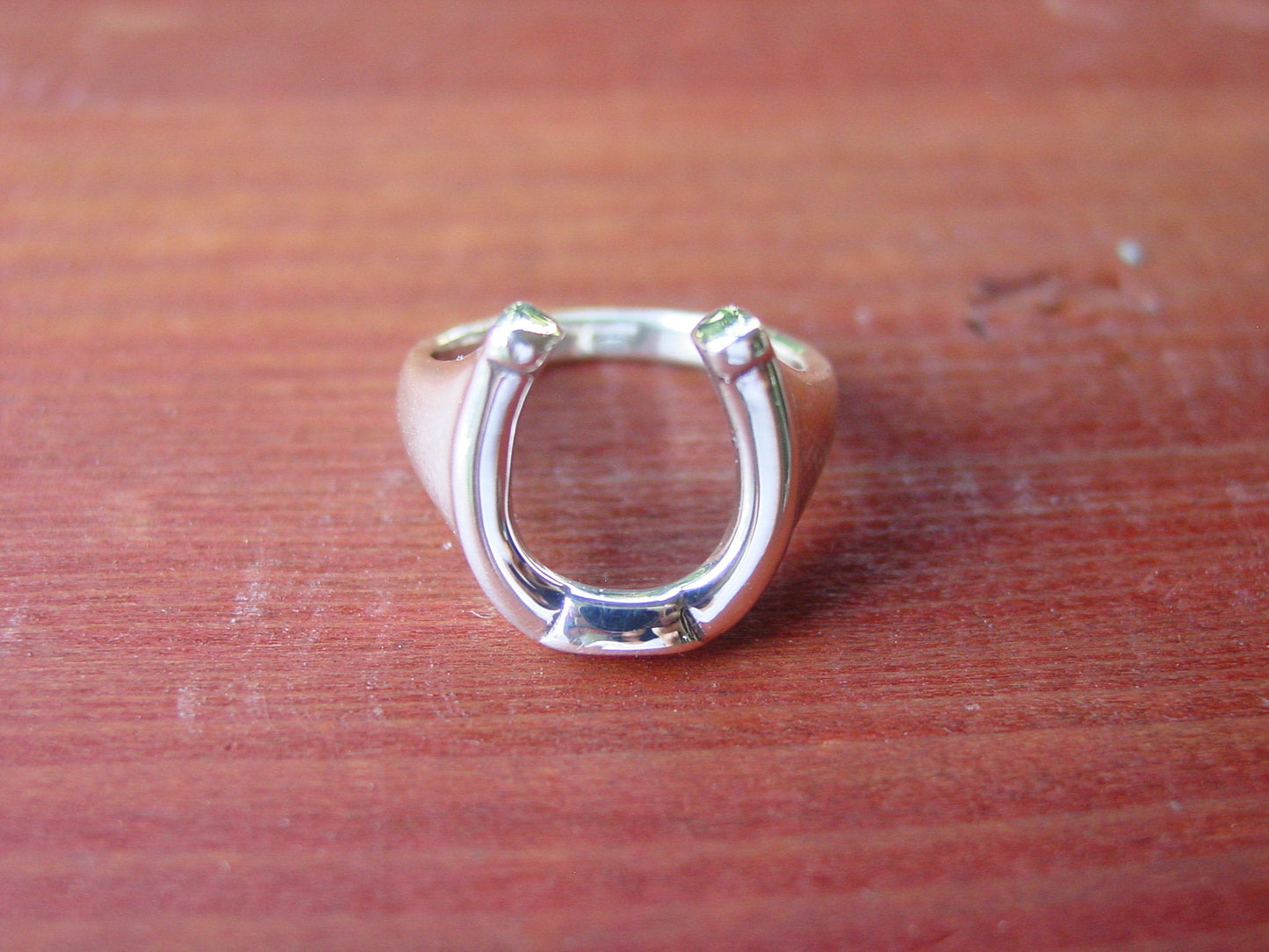 lucky horse shoe ring