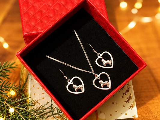 Elegant Horse & Heart Jewelry Set – Earrings & Necklace