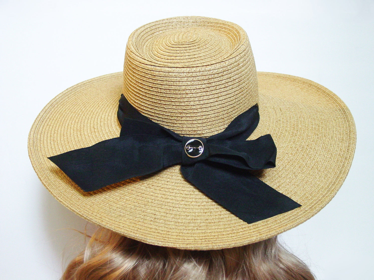 Bit button with black bow hat
