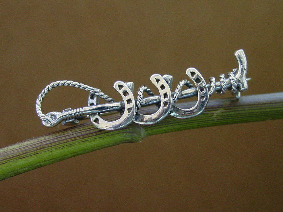 equestrian pin horseshoe