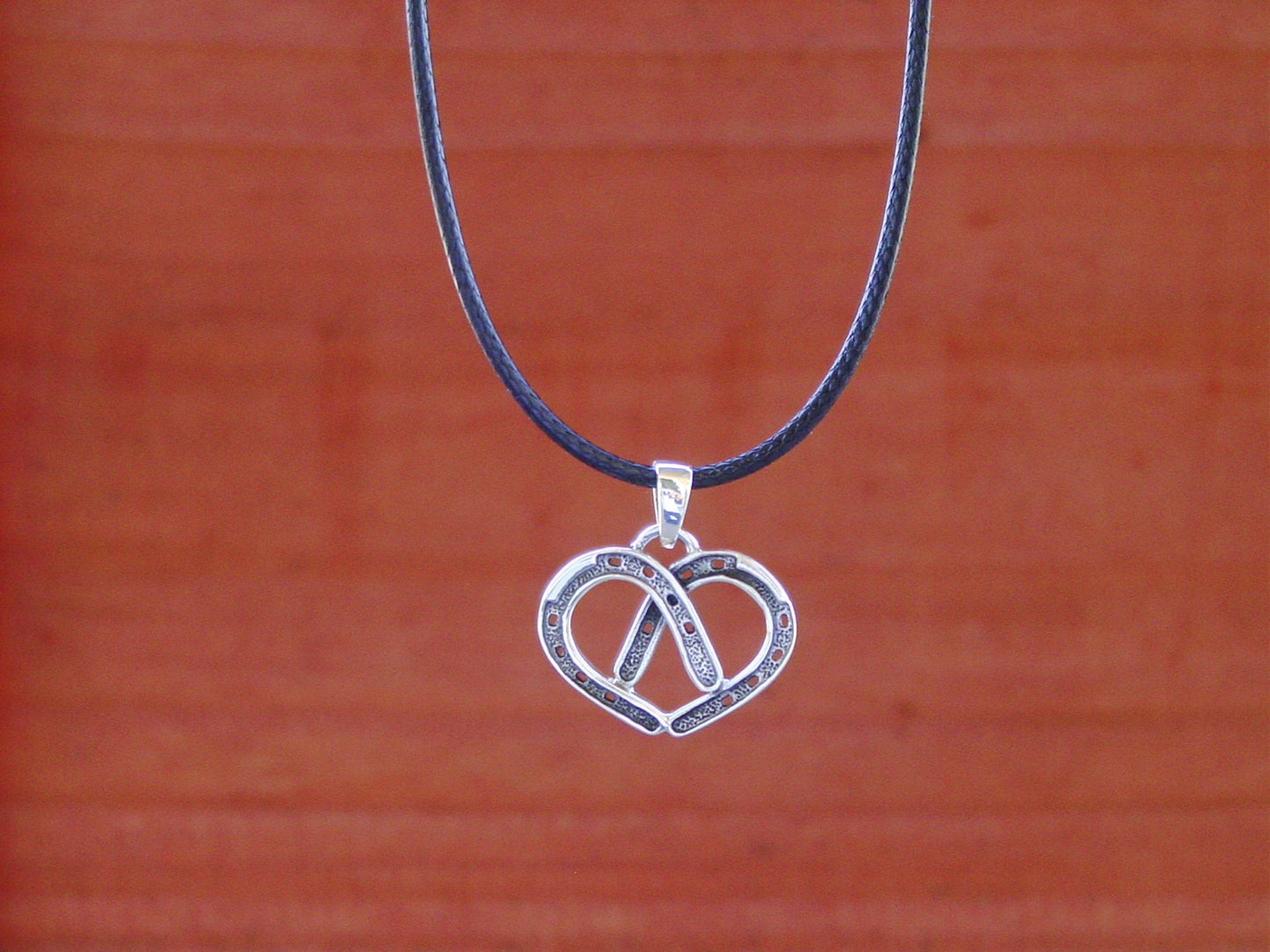 horseshoe pendant necklace