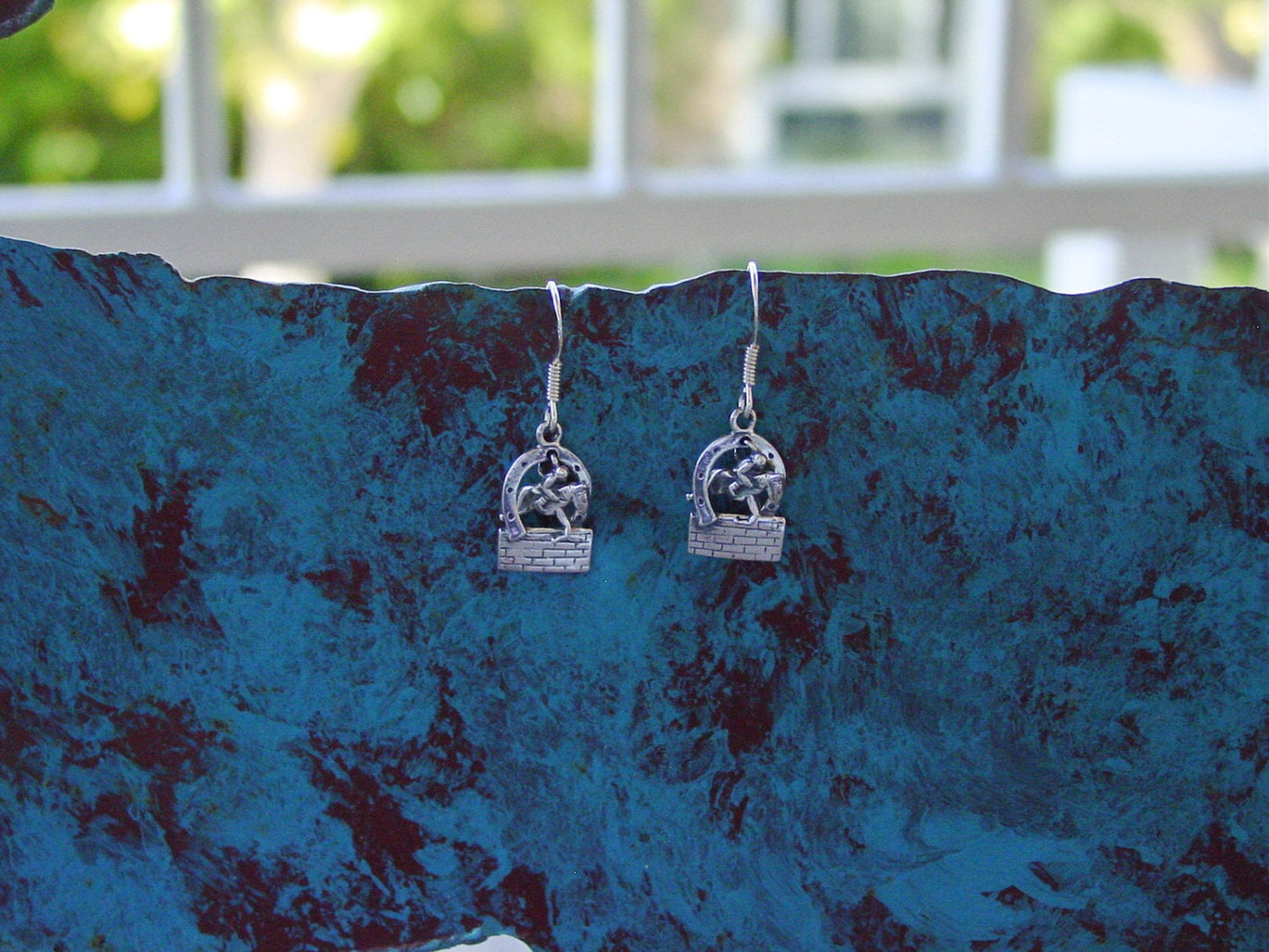 huter jumper horse earrings